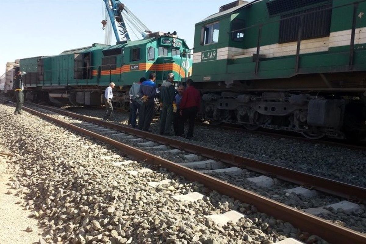 مسافران قطار خارج شده از ریل در بلاتکلیفی