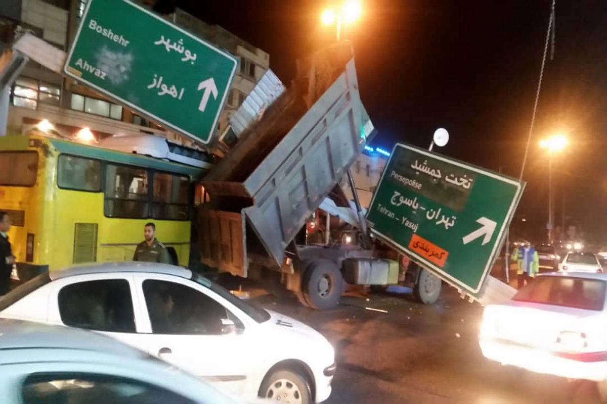 برخورد کامیون با تابلوی راهنمای مسیر در بلوار امیرکبیر