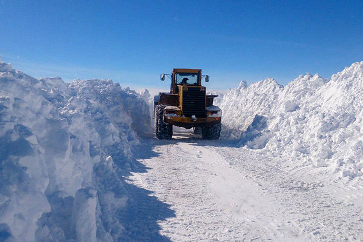 مسدود شدن راه ۲۴۰ روستای آذربایجان‌غربی در اثر بارش شدید برف و کولاک