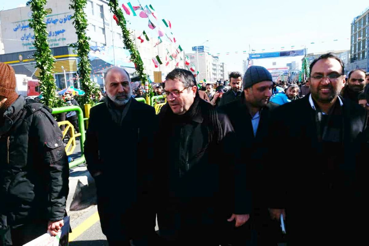 حضور وزیر صمت  در راهپیمایی ۲۲ بهمن به همراه خانواده