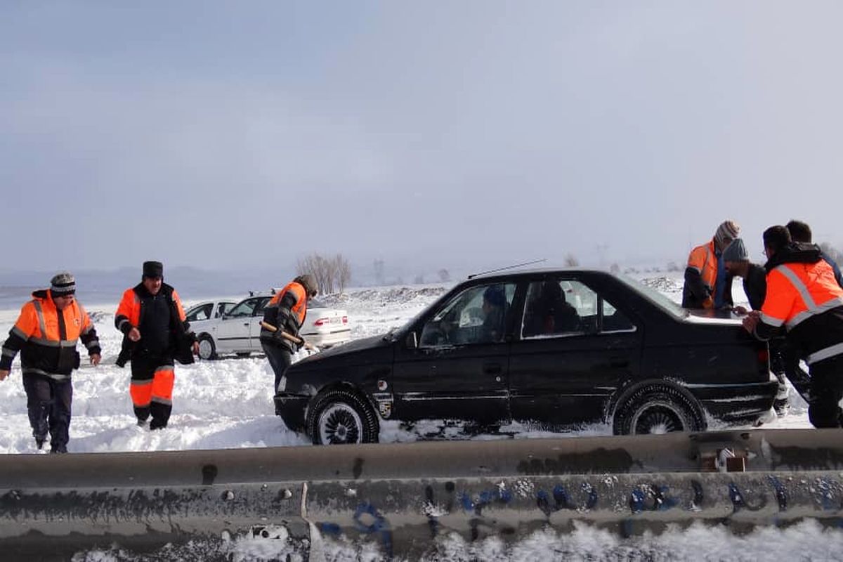 رهاسازی ۹۰۰ خودروی گرفتار در برف اردبیل