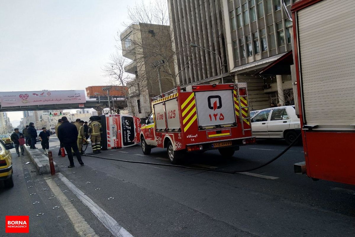 واژگونی یک دستگاه آمبولانس در خیابان طالقانی