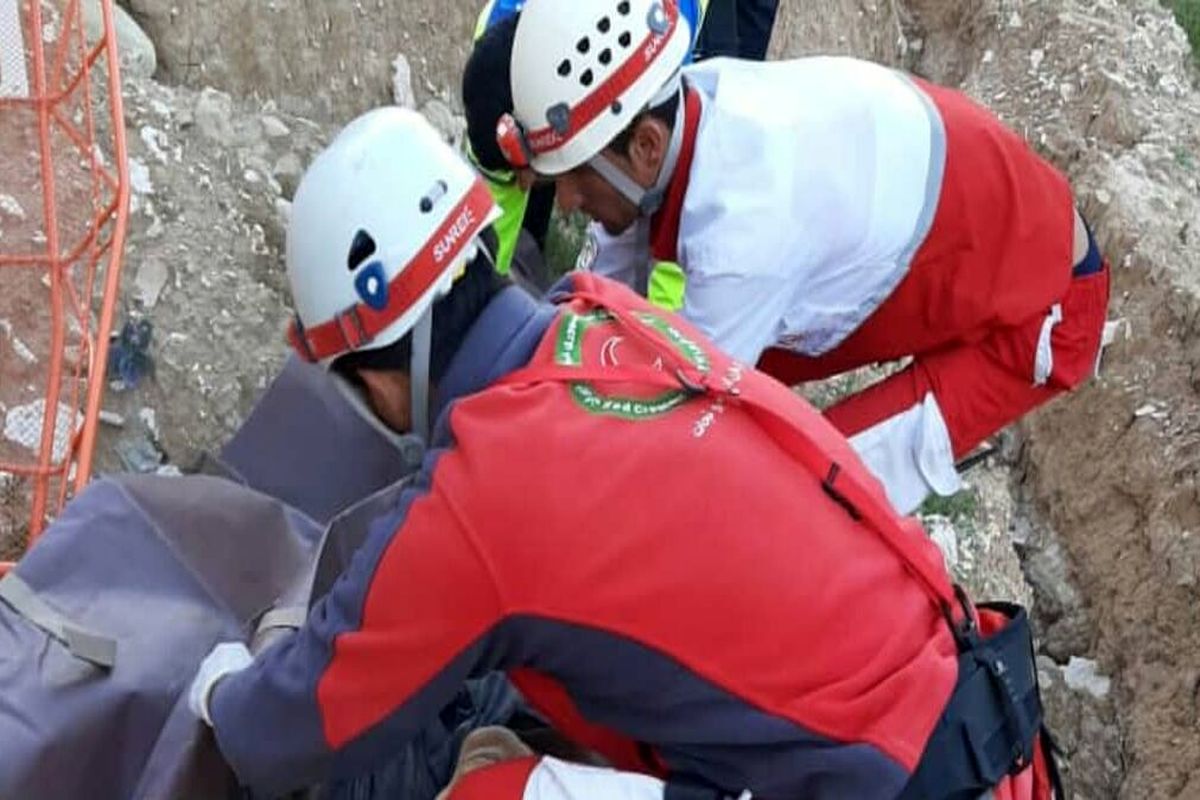 جان باختن یک نفر بر اثر سقوط از کوه‌های تنگستان