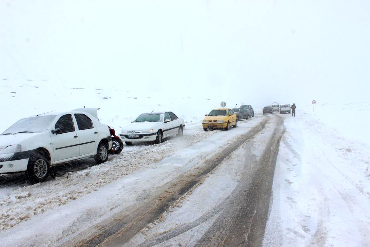 نجات دویست نفر گرفتار در برف و کولاک در جاده های سردشت