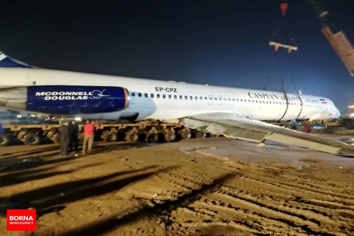 اتمام عملیات انتقال هواپیمای حادثه‌دیده به فرودگاه ماهشهر+ببینید
