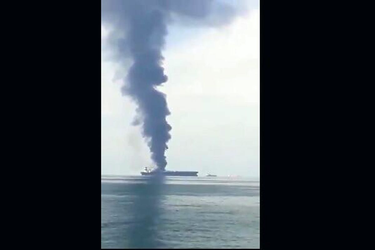 گزارش‌های تأییدنشده از آتش گرفتن یک نفت‌ کش در ساحل امارات