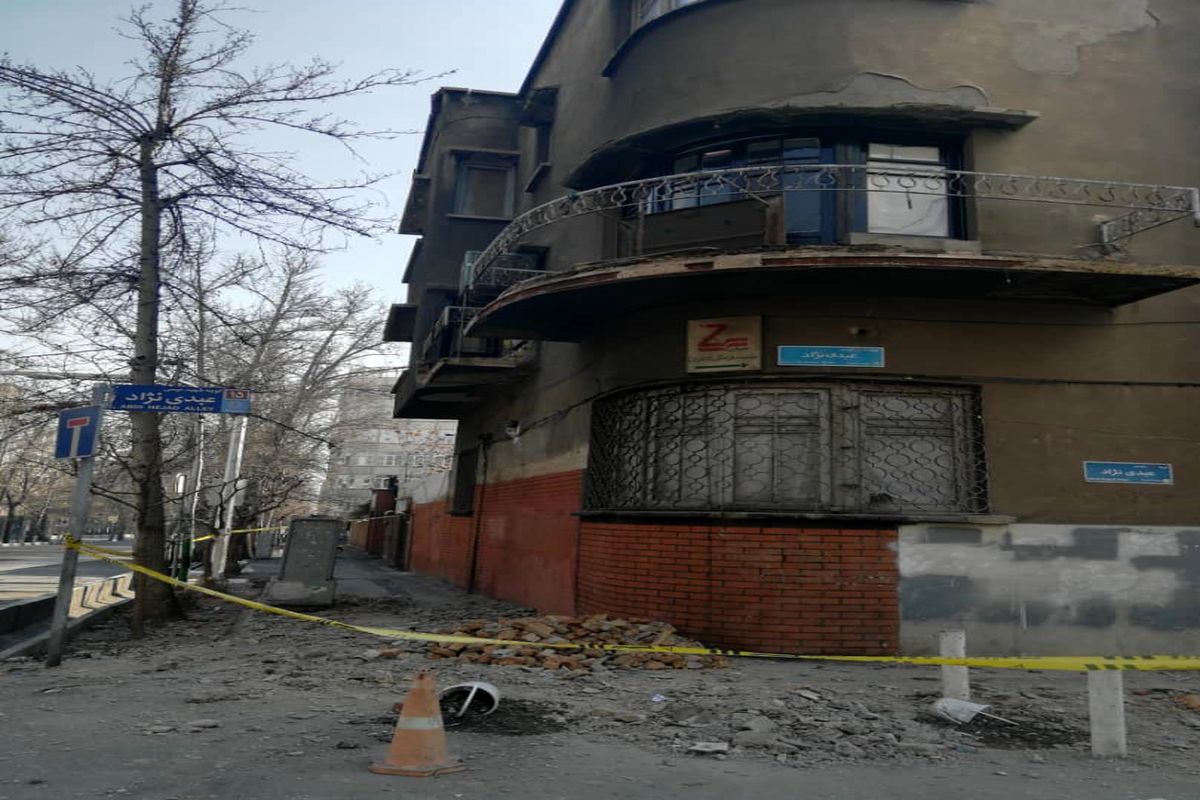 سقف خانه‌ها به خاطر دانشگاه تهران روی  سر مردم خراب شد/ جان عابران پیاده در خطر است+ عکس