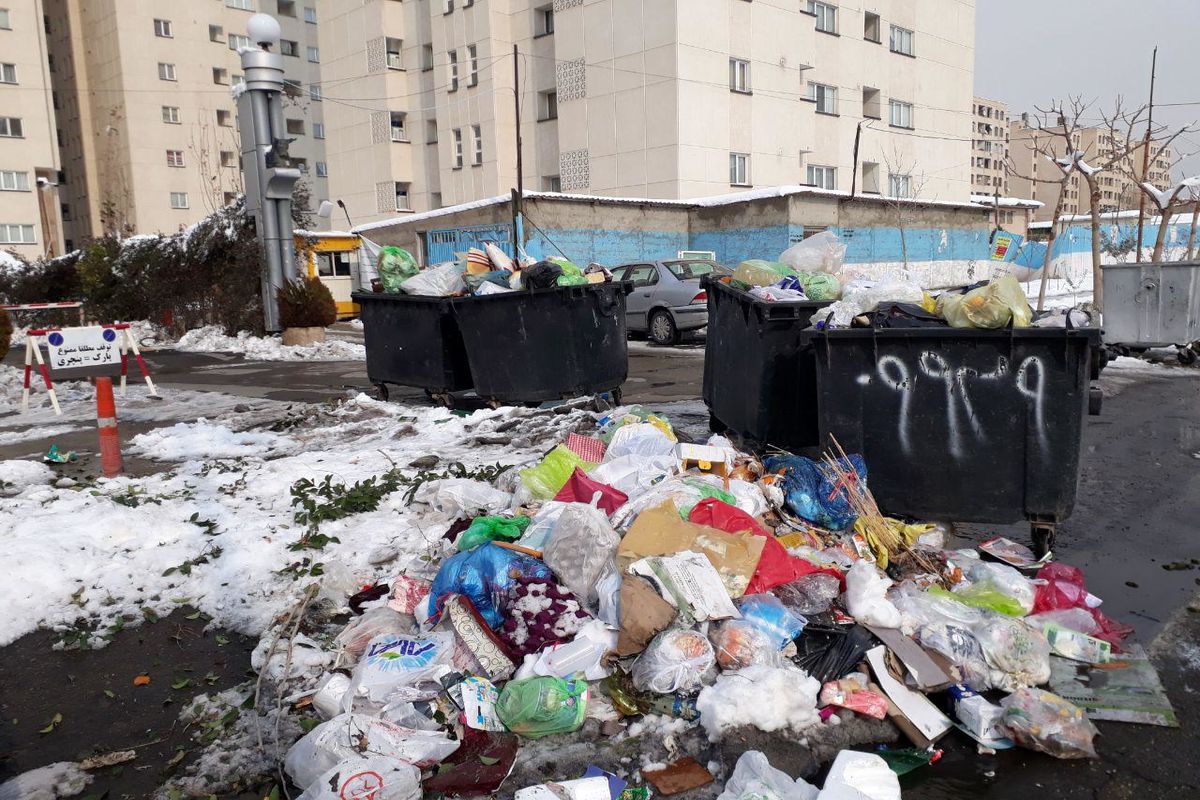 وزارت بهداشت هنوز دستورالعمل جدیدی برای امحا زباله های کرونایی نداده است/ امکان جداسازی دستکش ها در سطل های زباله شهری نیست