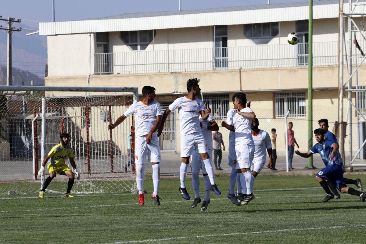 قرنطینه تیم فوتبال مس نوین کرمان در انار برای مقابله با کرونا