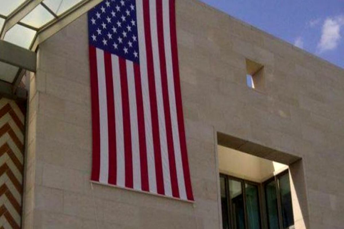 فردی مقابل سفارت آمریکا خود را منفجر کرد