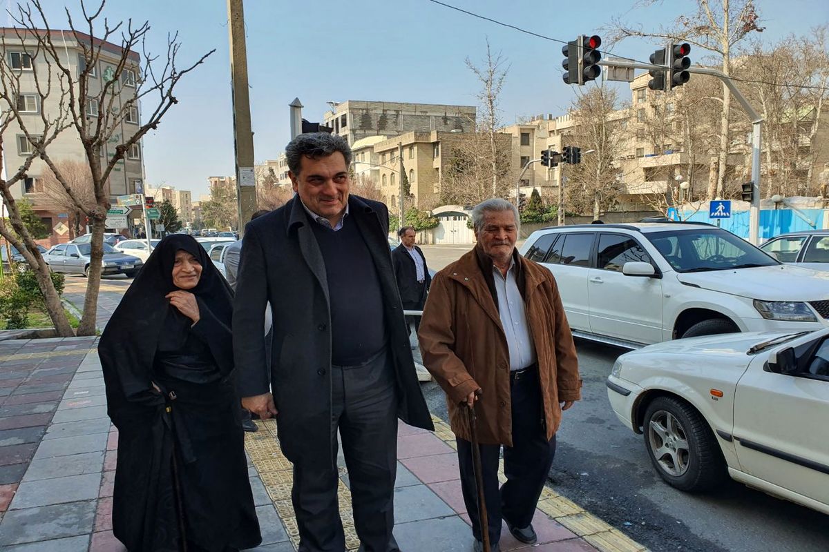 شرکت شهردار تهران به همراه پدر و مادر همسرش در رأى گیرى انتخابات+فیلم