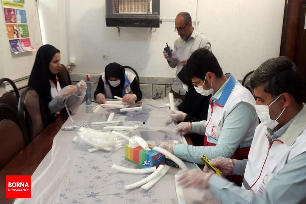 تولید محافظ پزشکی و ماسک توسط جمعیت جوان هلال احمر اندیمشک+ببینید