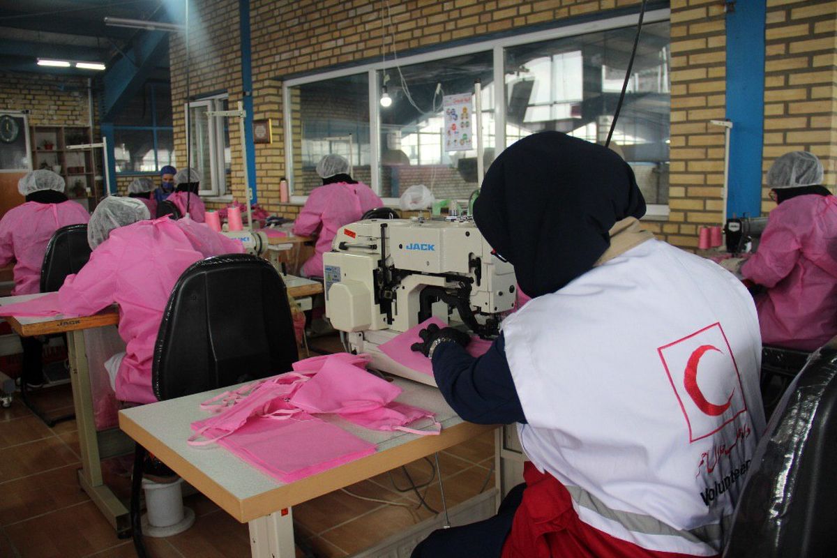 تولید ماسک توسط خانه های هلال ، داوطلبان و خیرین هلال احمر قزوین