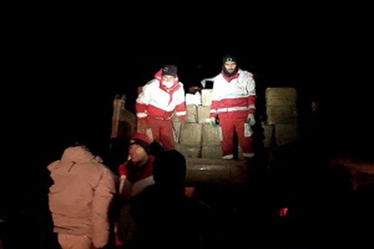 توزیع اقلام امدادی توسط ٢٩ تیم امداد و نجات هلال احمر، در مناطق زلزله‌زده