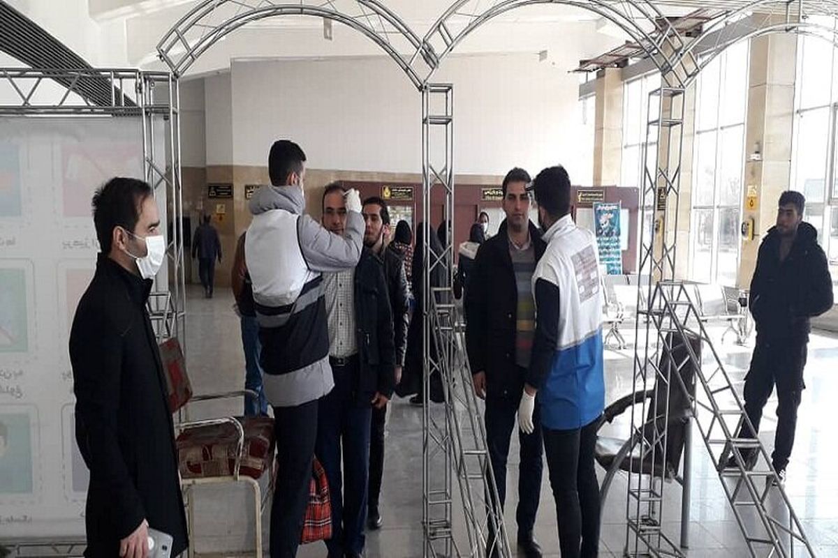 تست سلامت از مسافران در ورودی پایانه مرکزی تبریز