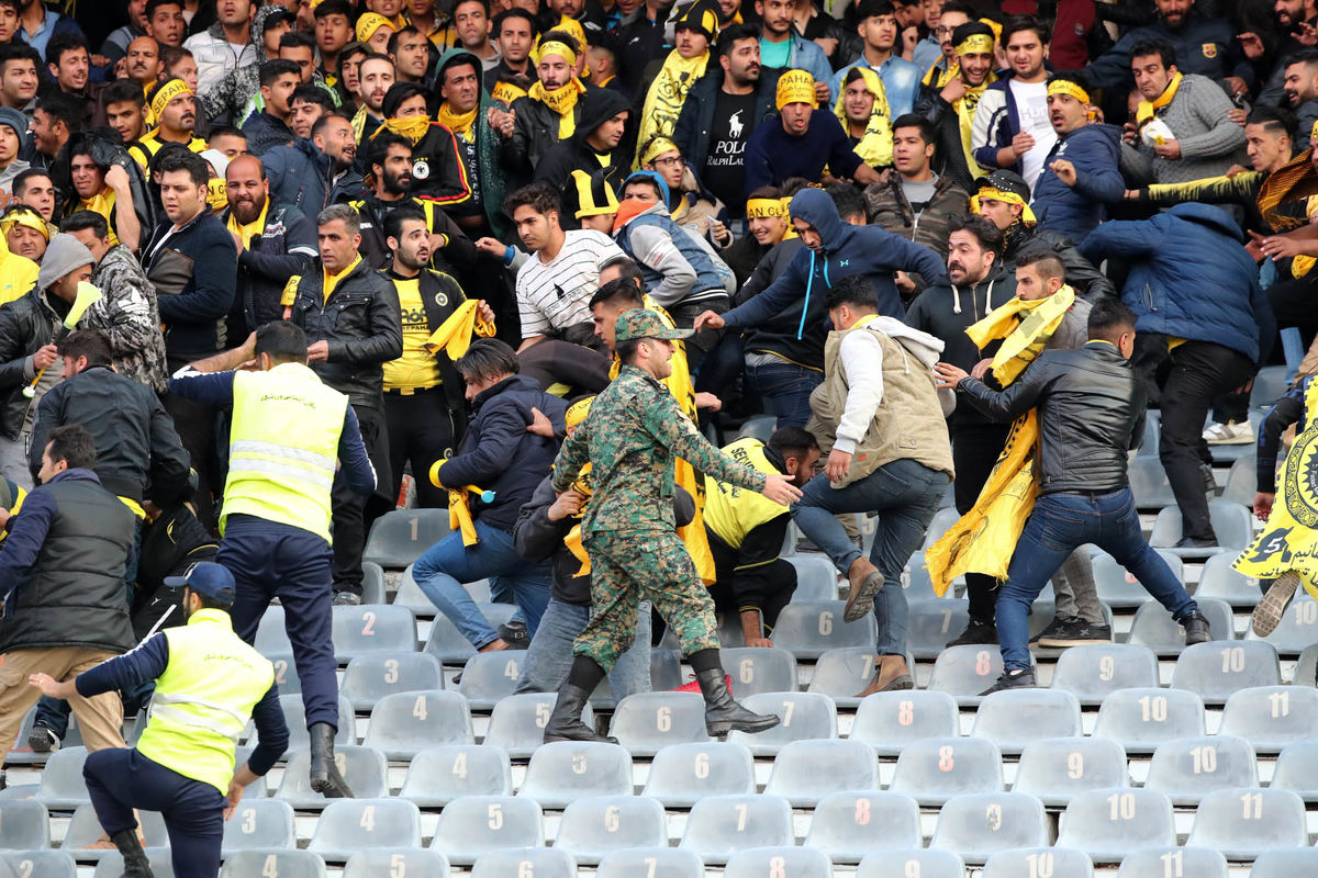 بایدها و نبایدهای رسیدن به آرامش در فوتبال ایران/ درگیری روی سکوها ریشه در تنش اجتماعی دارد!