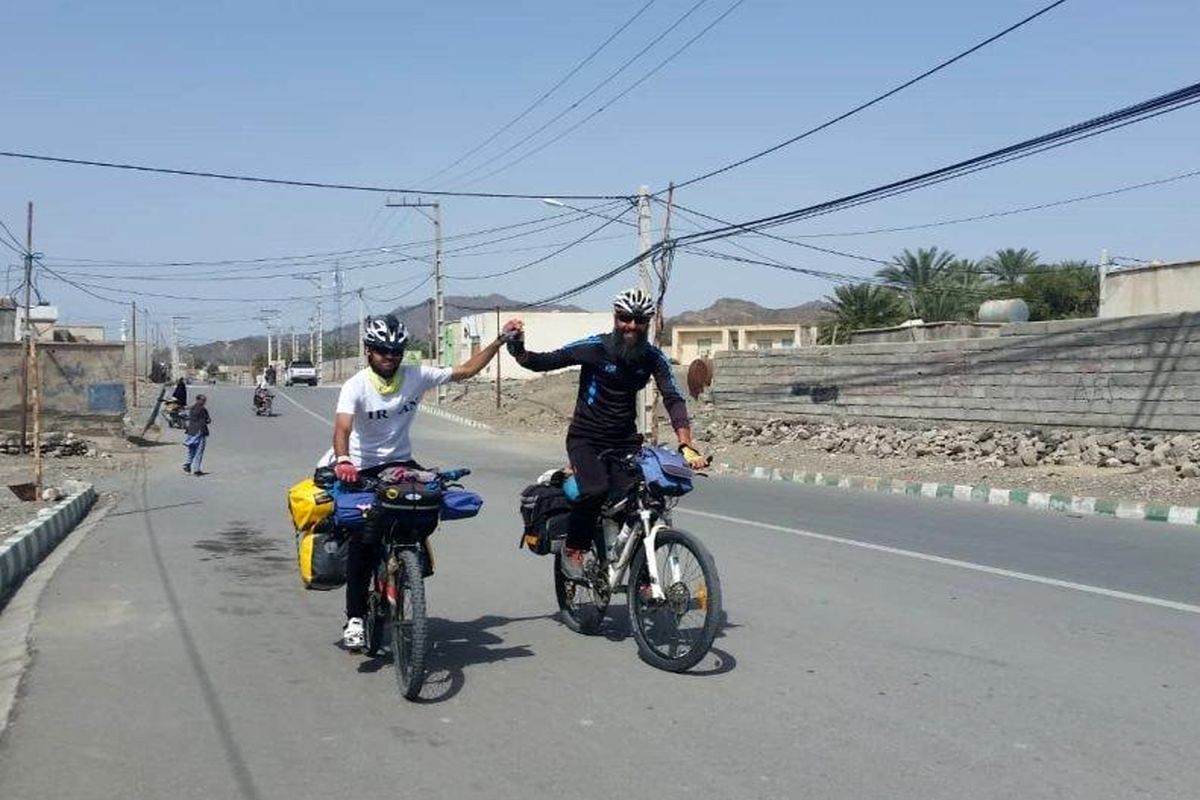 دوچرخه سوار گردشگر ساوه ای پس از ۱۸ ماه رکاب زنی به بوشهر رسید