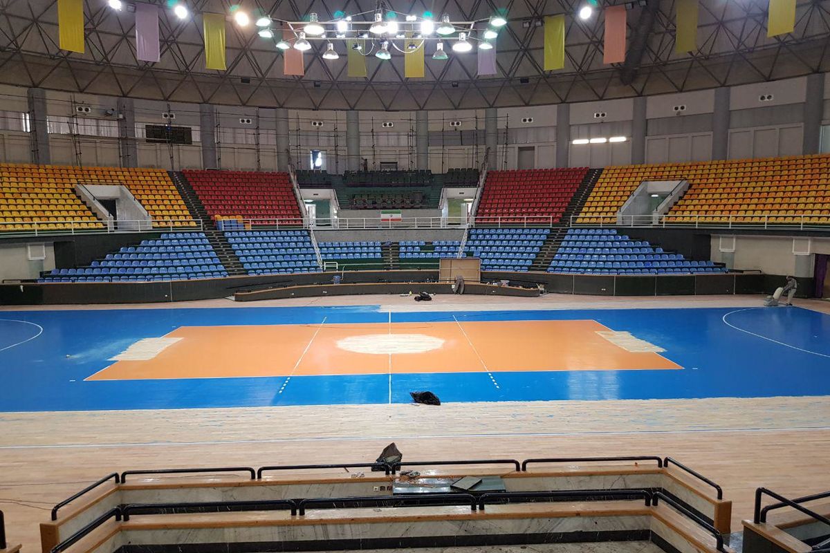 آماده‌سازی سالن ۶۰۰۰نفری غدیر ارومیه برای لیگ ملت‌های والیبال / عکس