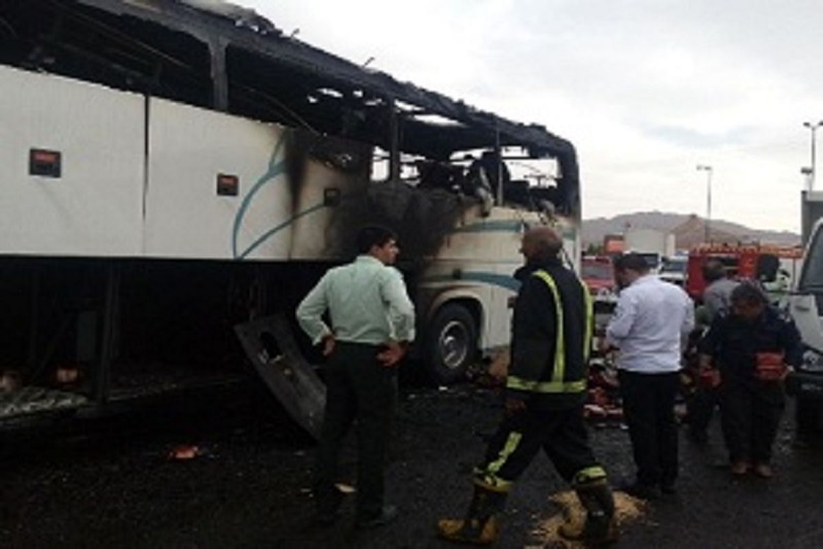 اتوبوس مسافربری در انارک نایین طعمه حریق شد