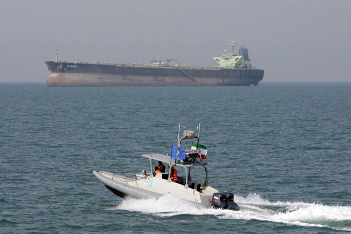 حضور پنج قایق ایرانی کنار نفتکش انگلیسی در تنگه هرمز