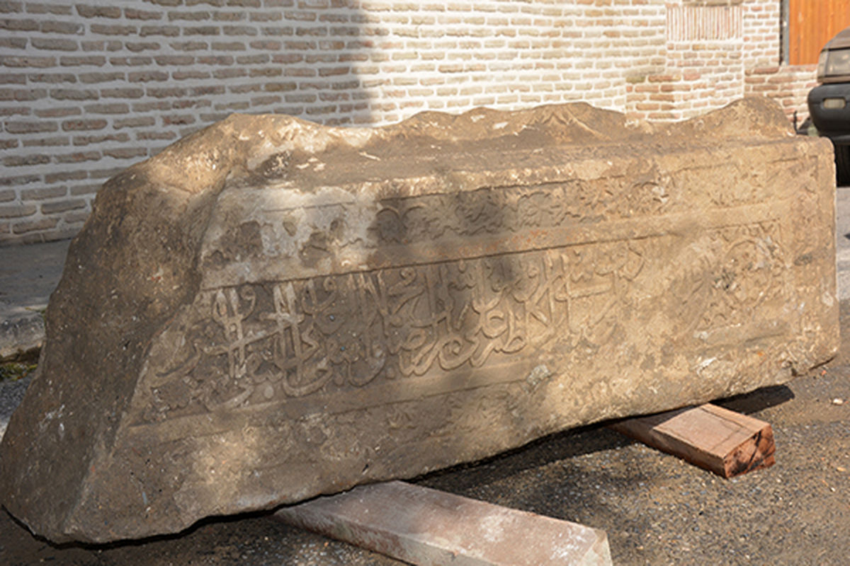 کشف سنگ مزارهای تاریخی در محله دوشنبه ای بافت تاریخی گرگان