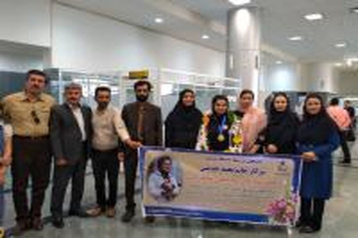 استقبال از نجمه خدمتی در فرودگاه بیرجند