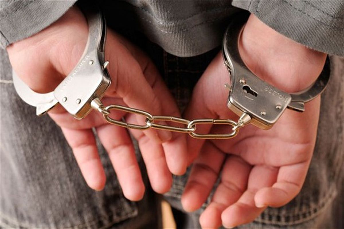 دستبند پلیس بر دستان سارق سیم و کابل برق