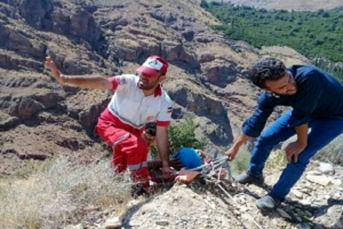 نجات یک کوهنورد سقوط کرده از دره روح آباد
