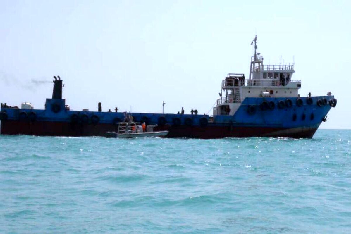 شناور خارجی با ۷۰۰ هزار لیتر سوخت قاچاق در بوشهر توقیف شد