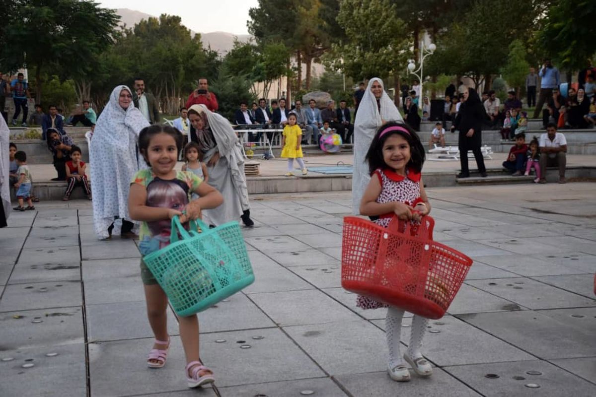 ترویج فرهنگ کارگروهی با بازی های دسته جمعی و کمک به سالمندان +ببینید