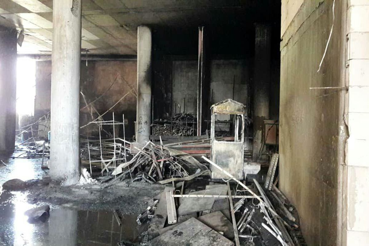 کارگاه شش طبقه در غرب تهران در حلقه آتش / شعله های آتش مهار شد