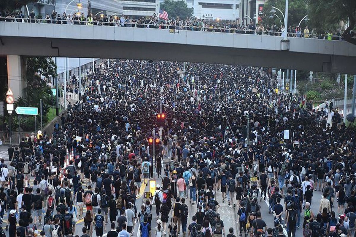 ده ها هزار تَن در هنگ‌کنگ دست به تظاهرات زدند