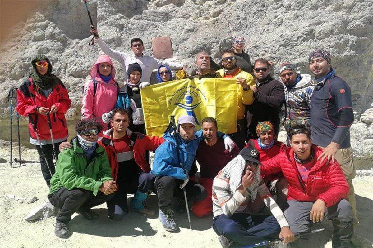 ‏۸ ‎کوهنورد نابینا موفق به فتح قله ‎دماوند شدند