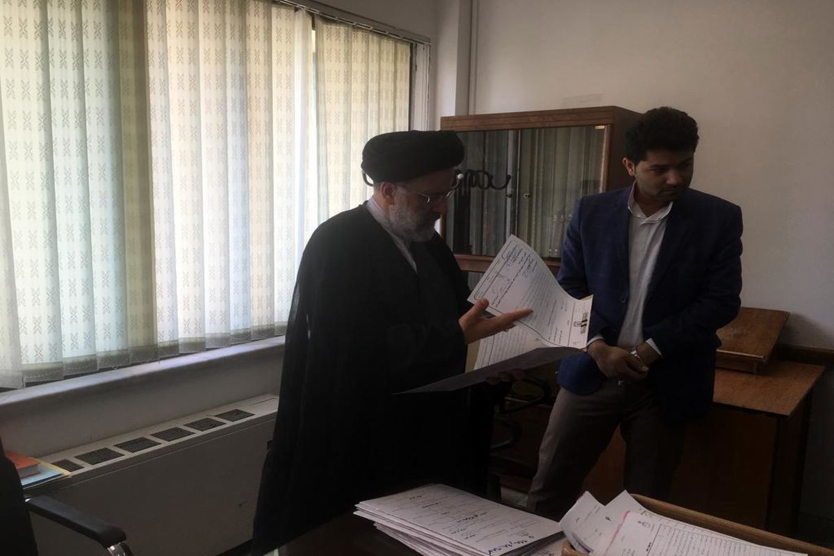 بازدید سرزده رئیسی از دادسرای عمومی انقلاب مشهد