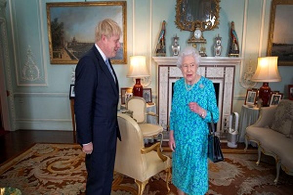 بوریس جانسون نیامده پروتکل مخصوص دیدار با ملکه انگلیس را نقض کرد