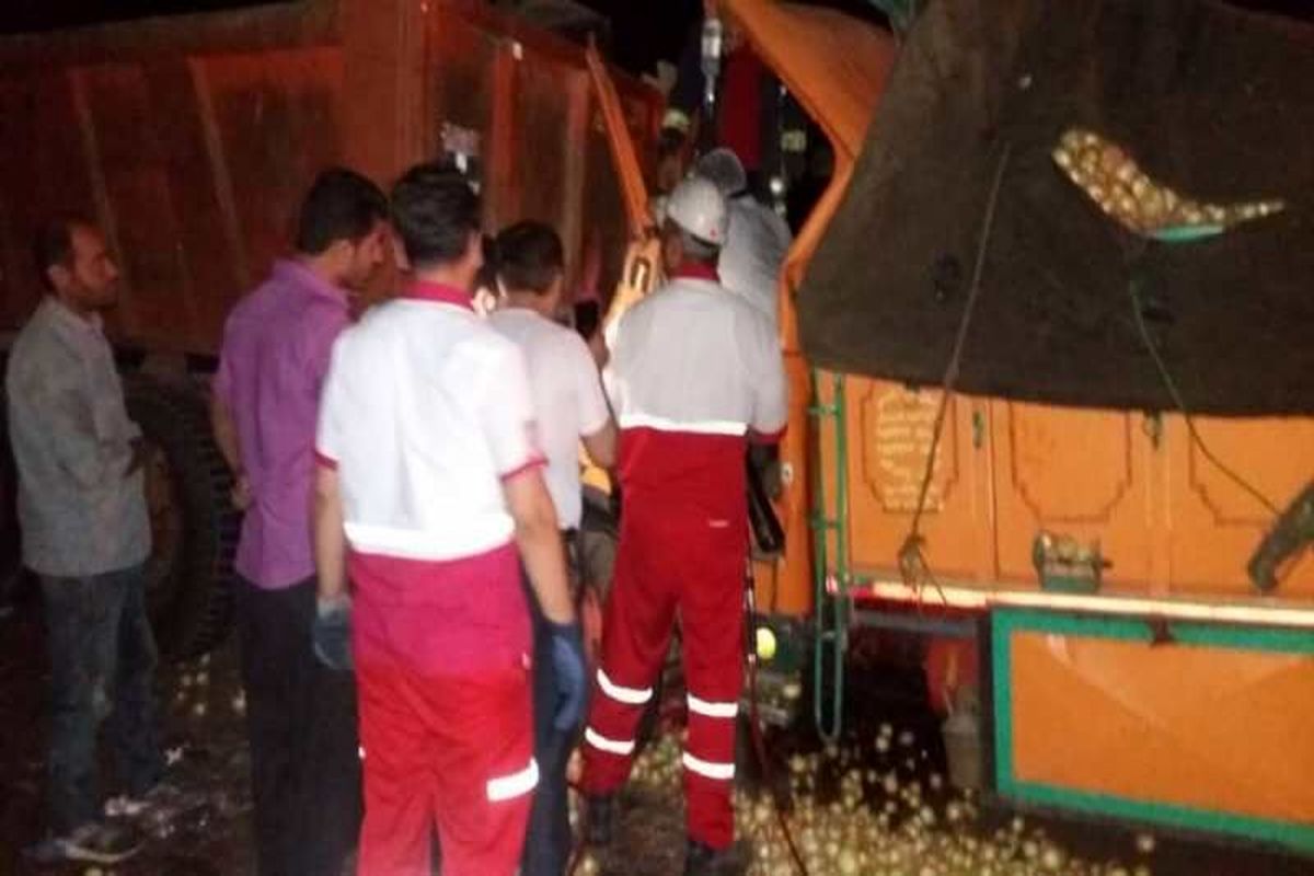 راننده کامیون سانحه دیده در قزوین با رهاسازی اصولی نجات یافت