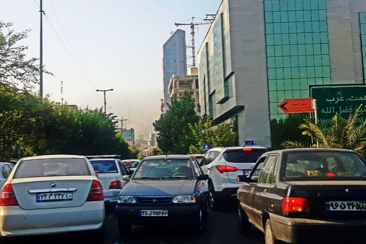نوع جدید اعتراض به کمبود پارکینگ در تهران / مردم خودروها را وسط خیابان و بزرگراه رها می کنند ! / نژاد بهرام :حق نداریم به نشانه اعتراض خیابان ها را بند بیاوریم