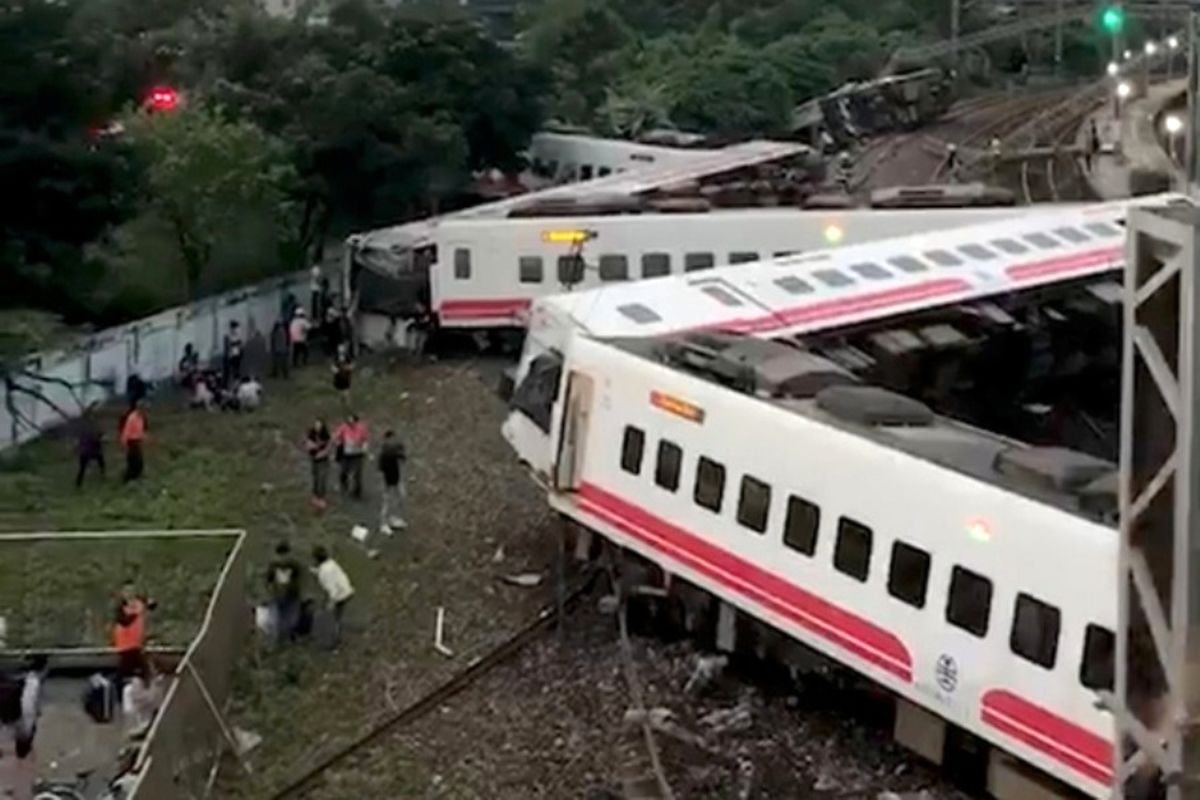 ۱۷ زخمی در حادثه خروج قطار از ریل