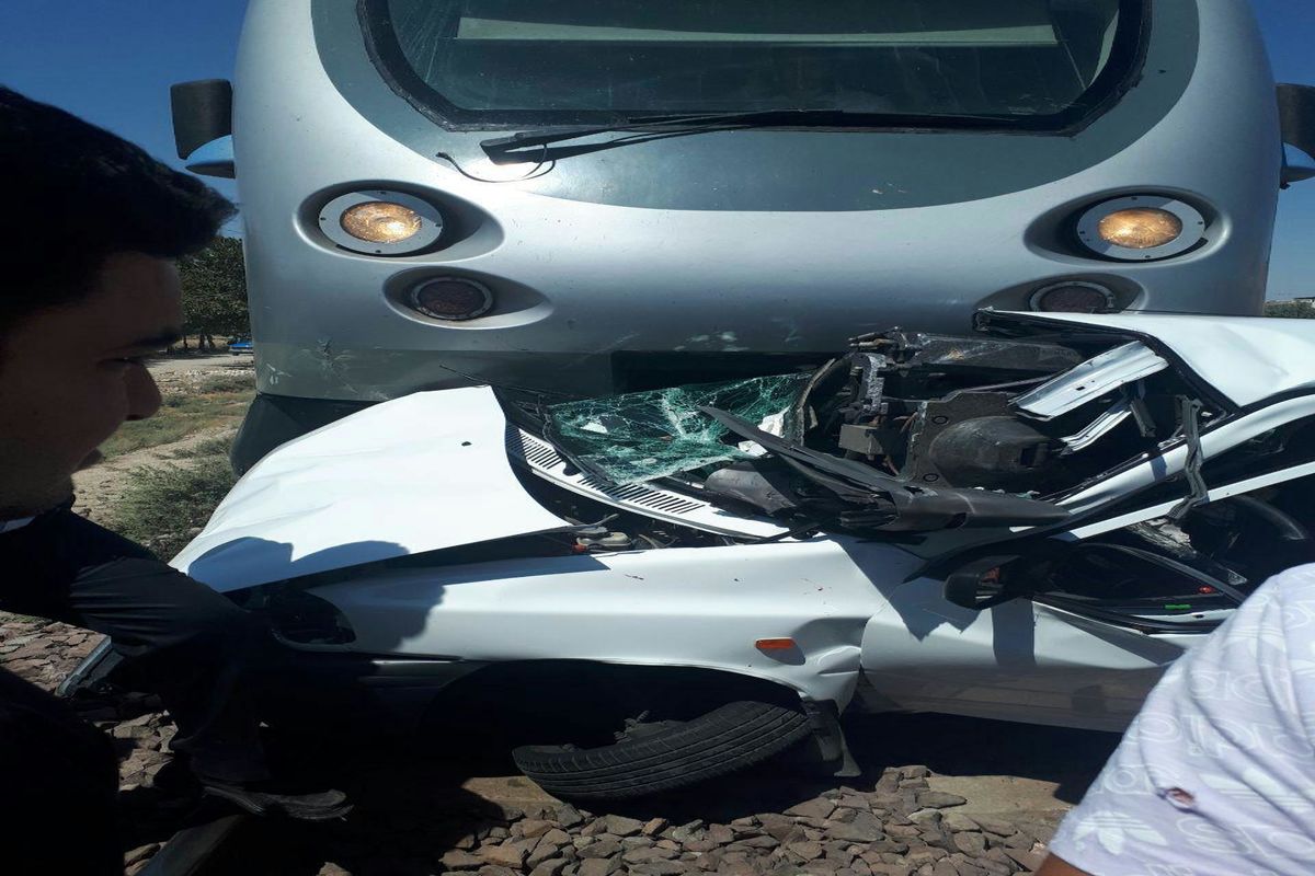 برخورد قطار با خودرو در ورامین یک مجروح برجای گذاشت