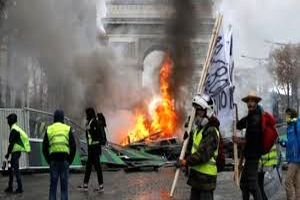 جلیقه زردها حمل و نقل شهری در پاریس را مختل کردند