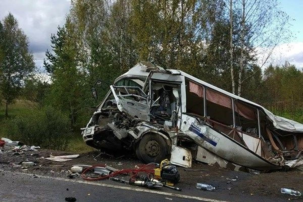۹ کشته و ۲۸ زخمی در  برخورد مرگبار یک اتوبوس و کامیون