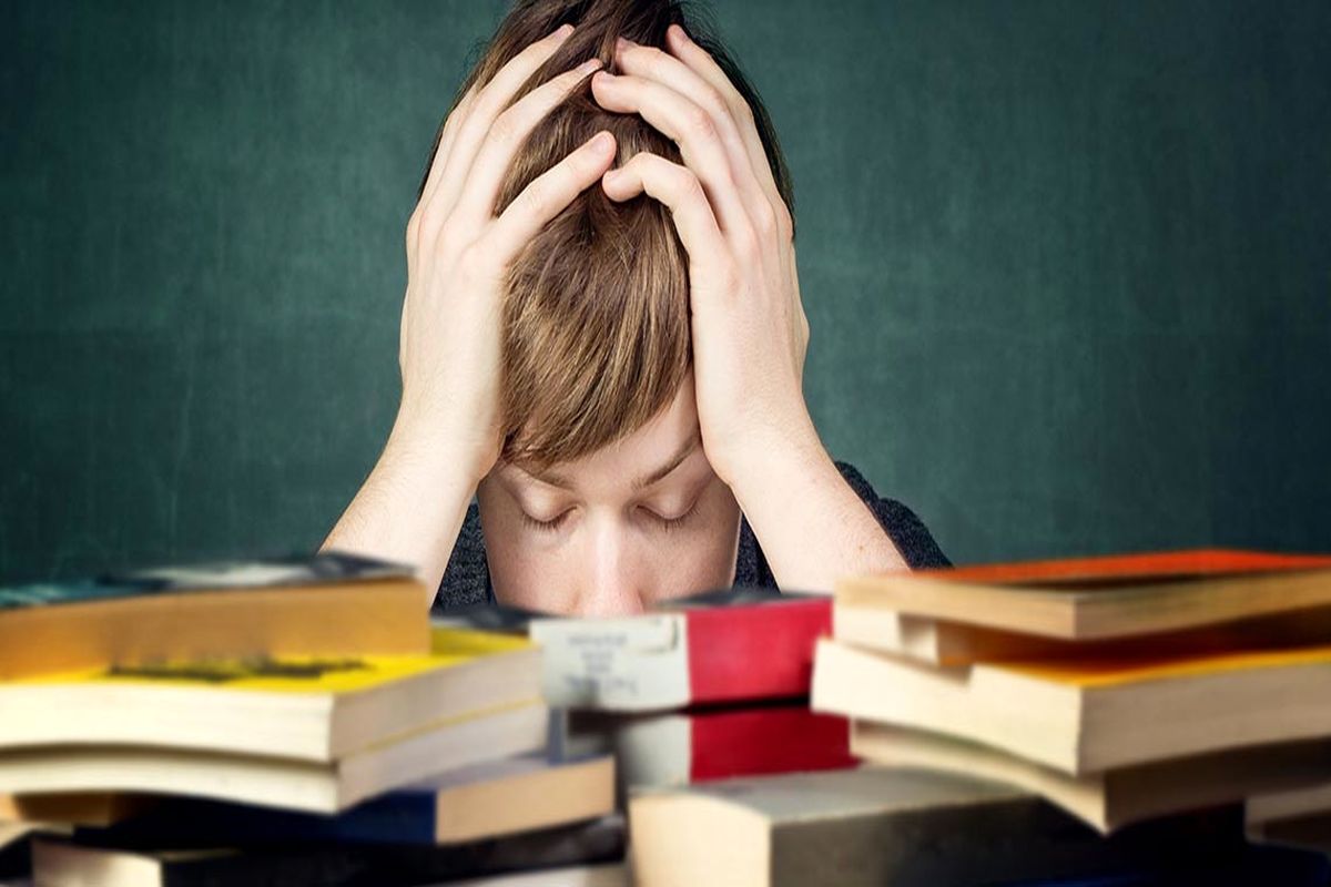 حجم زیاد کتب درسی؛ عامل استرس دانش‌آموزان/ ۱۹ درصد پسران متوسطه اول دارای رفتارهای پرخطر هستند