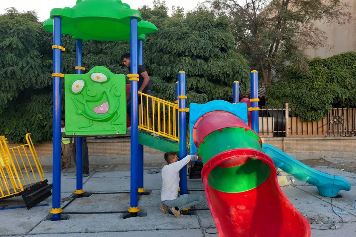 ۱۱ ست ورزشی و بازی کودکان در پارکهای سنندج نصب می شود