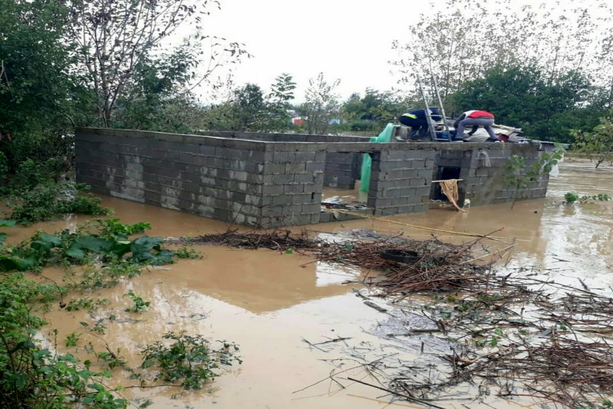 بارندگی شدید و سیلاب در صومعه‌سرا/ یک موتورسوار در رودخانه مفقود شد