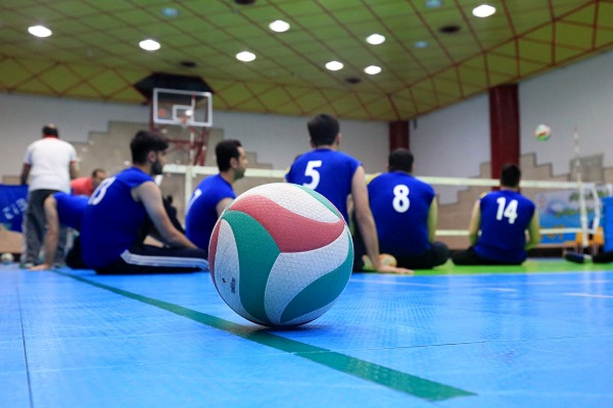 مردان والیبال نشسته کشورمان وارد اردو می‌شوند