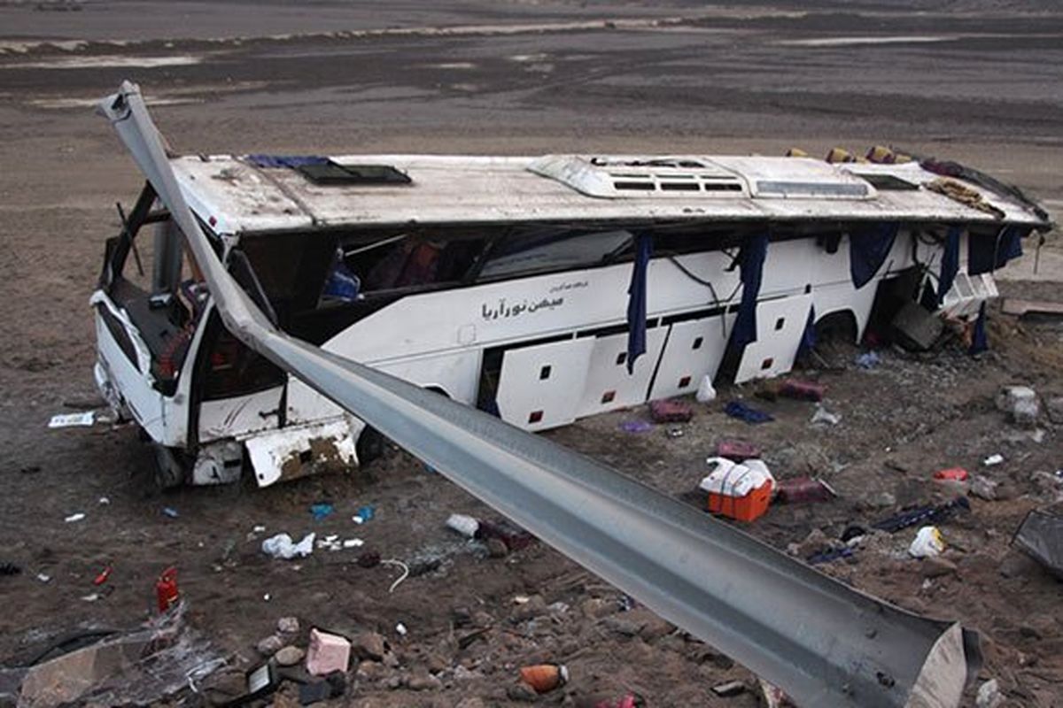 ۱۷ مصدوم در واژگونی اتوبوس