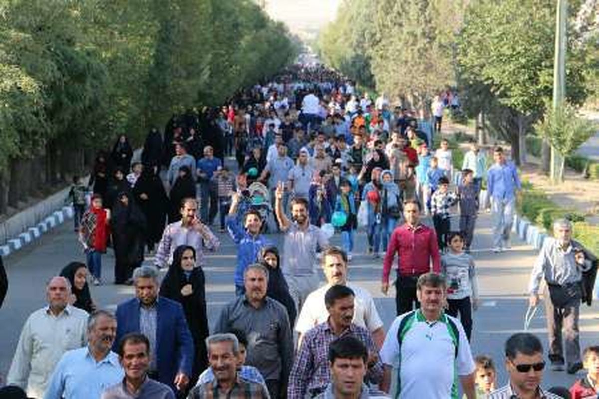 همایش پیاده روی خانوادگی در شهرستان بوئین زهرا برگزار شد