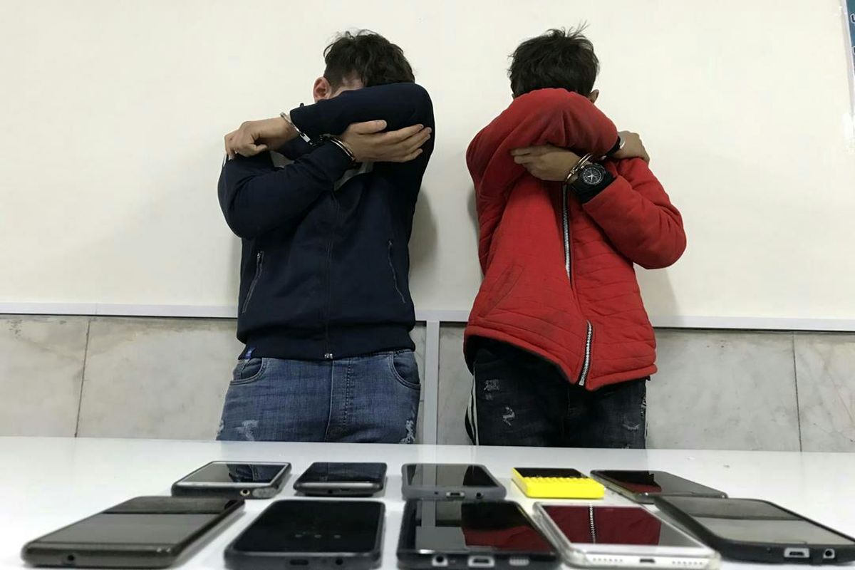 دستگیری ۲ موبایل قاپ ۱۸ ساله در شرق تهران