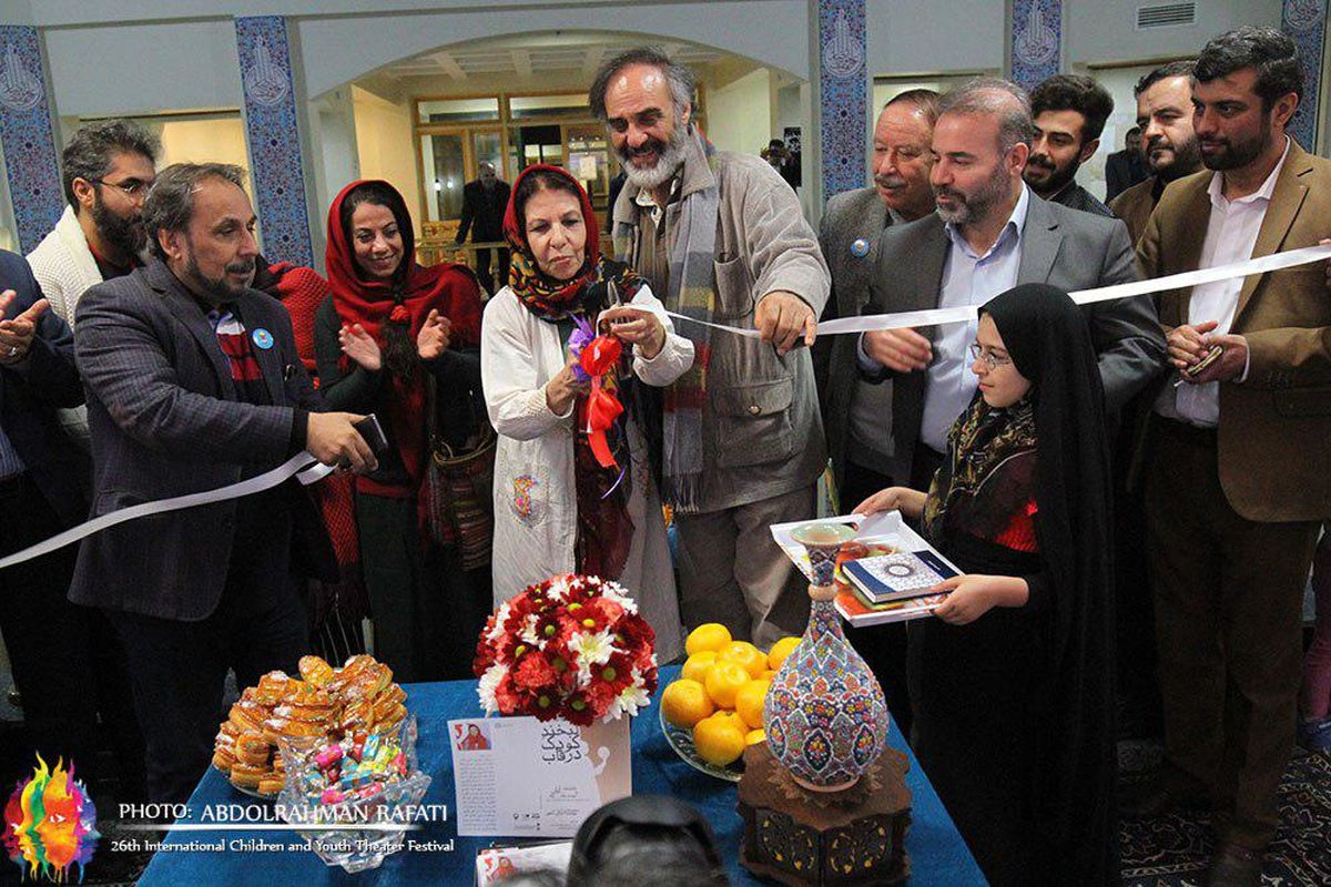 افتتاح نمایشگاه عکس «لبخند کودک در قاب» در ستاد برگزاری جشنواره تئاتر همدان