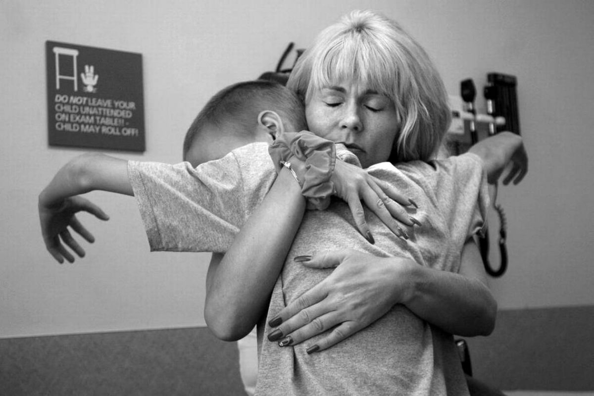 عکس تکان‌دهنده کودک سرطانی در آغوش مادر